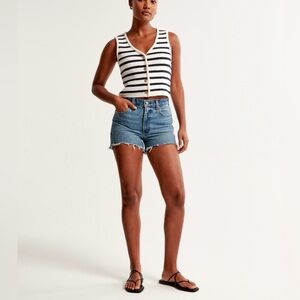 NEW Abercrombie 4 inch high-waisted mom short size 26